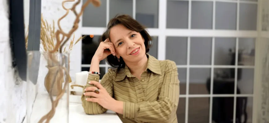Онлайн-курс «Хоровод женской судьбы» от автора и ведущей, психолога Ольги Овчинниковой, изображенной на фото.